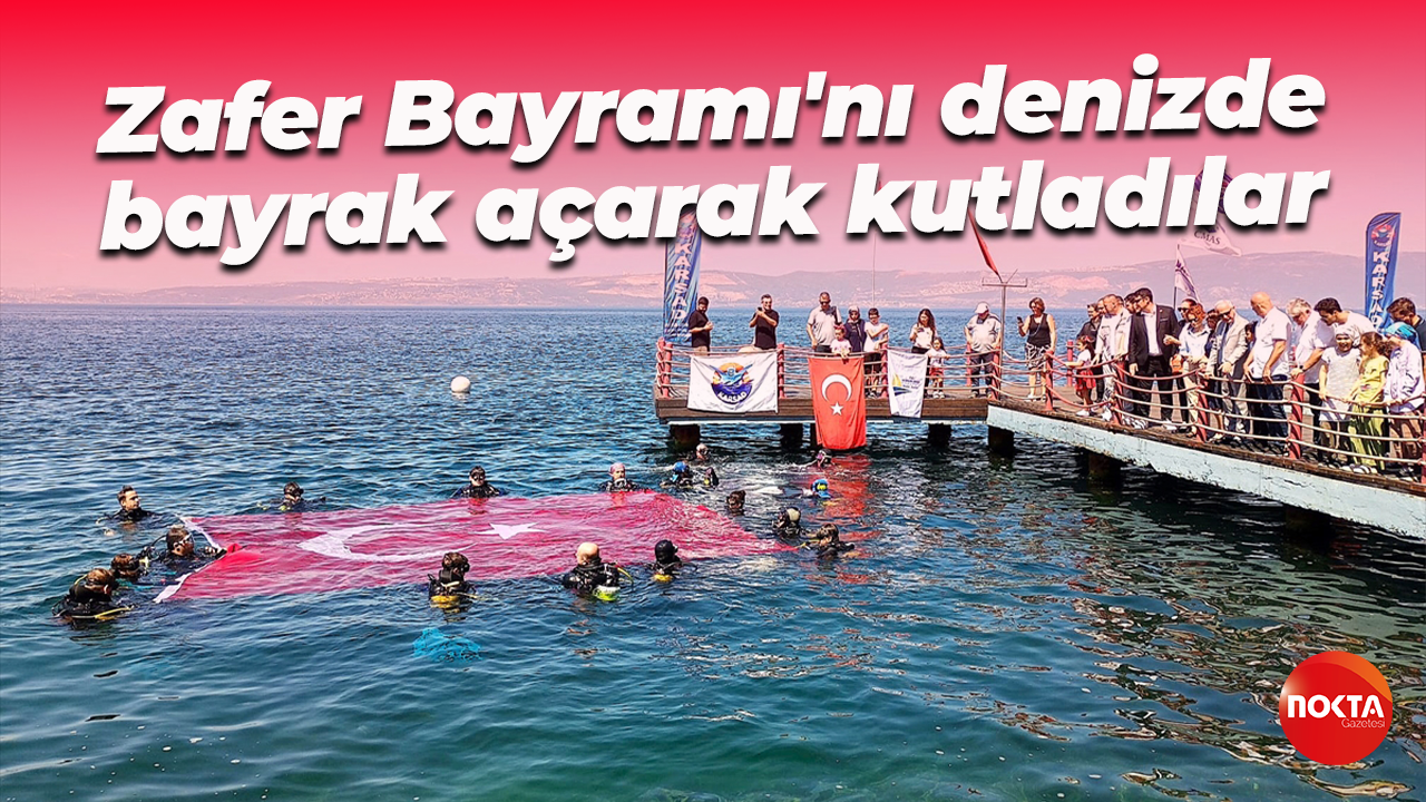 Zafer Bayramı'nı denizde bayrak açarak kutladılar