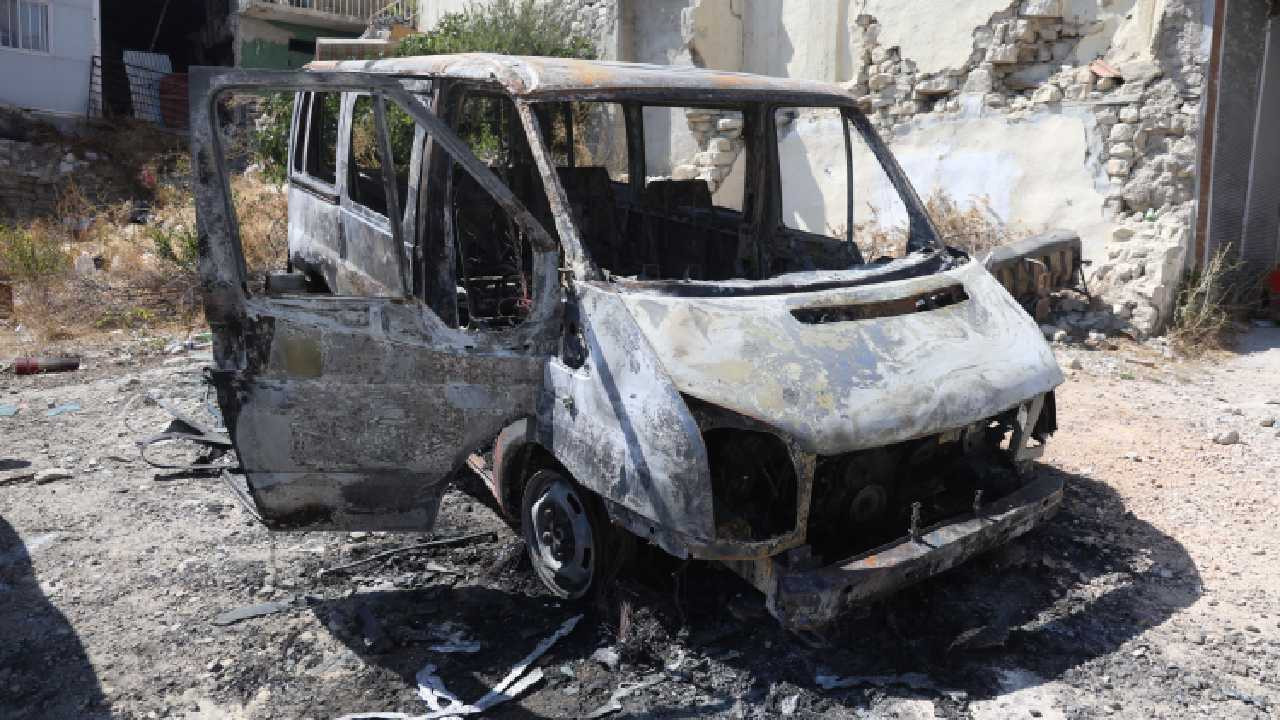 Evlatlarıyla ekmek parasını kazandığı minibüs kundaklandı