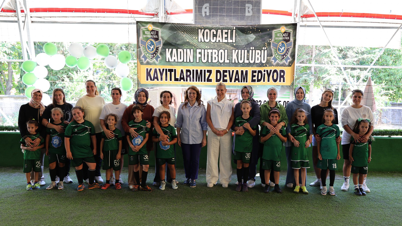 Berna Abiş, Kocaeli Kadın Futbol Kulübü sporcuları ile bir araya geldi