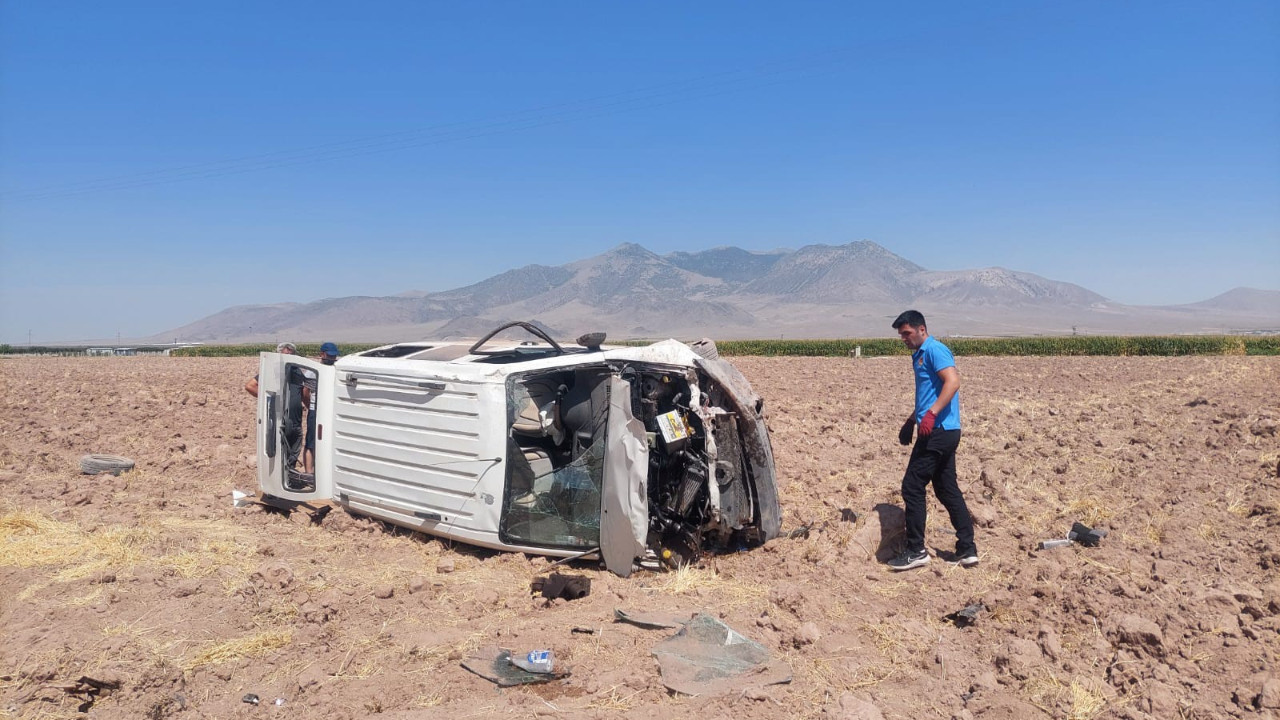 Minibüs tarlaya takla attı: Sürücü yaralandı!
