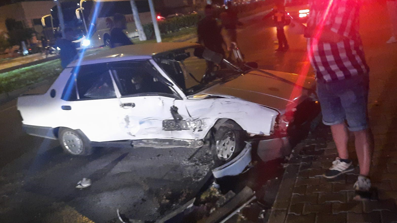 Aydın'da trafik kazası: Kamyonetlere çarpa çarpa durabildi!