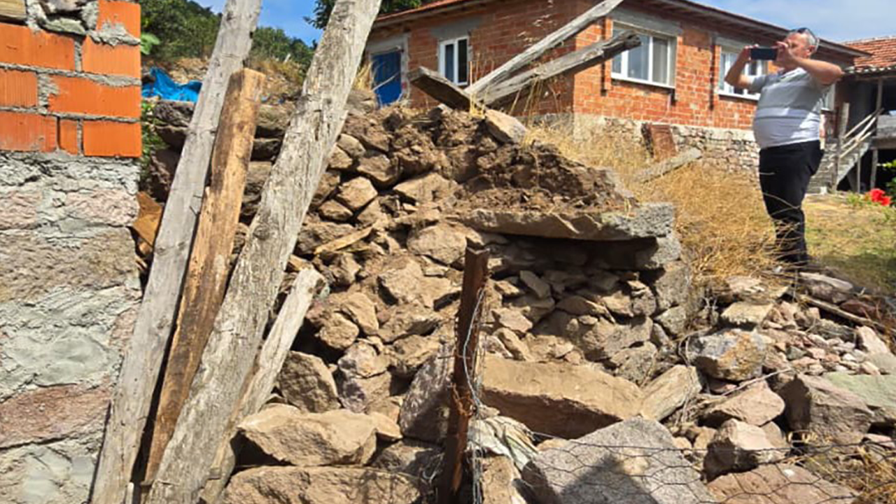 Balıkesir’de deprem sonrası evler yıkıldı!