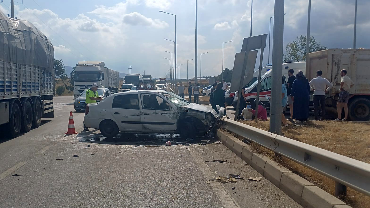 Çorum'da kamyon ile otomobil çarpıştı!