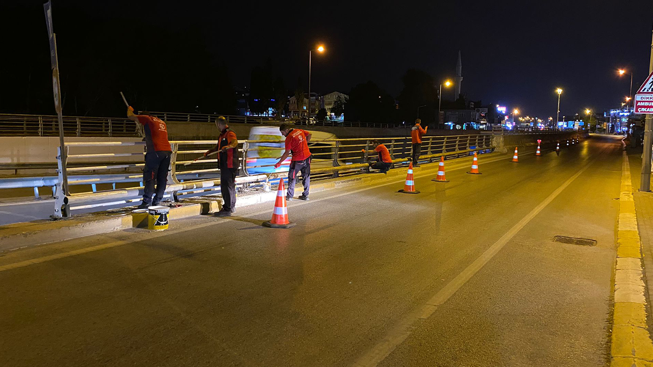 Kocaeli Büyükşehir Belediyesi kentteki temizlik çalışmalarına devam ediyor