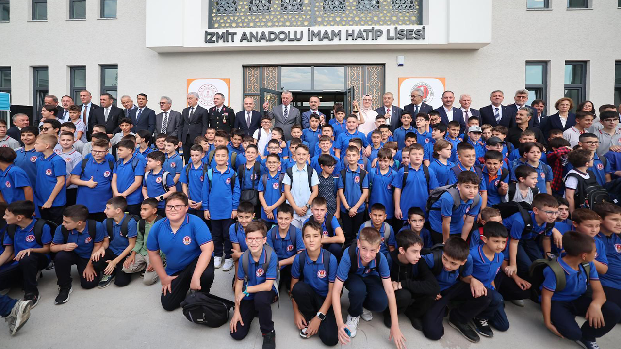 Yeni okullarda ilk ders zilini AK Partili vekiller çaldı