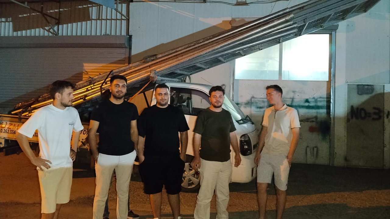 Mahalle sakinleri bu araçtan şikayetçi! Yetkililerden çözüm bekliyorlar...