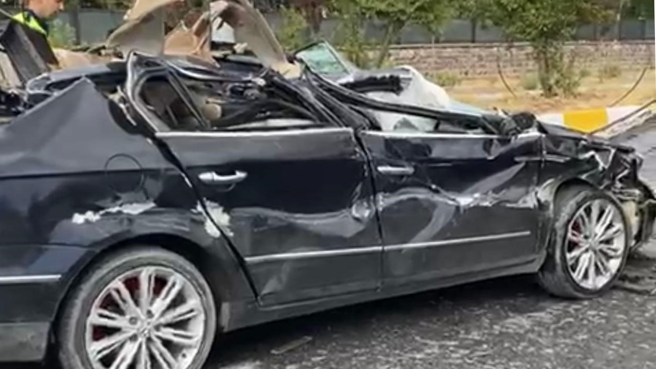 Ağrı'da facia: Koyun yüklü TIR otomobile çarptı!