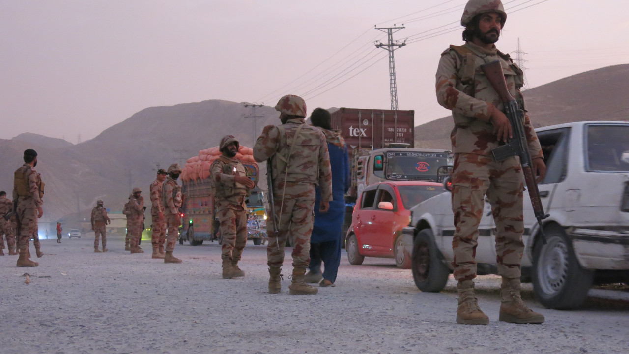 Pakistan’da çatışma: 12 asker hayatını kaybetti, 13 terörist öldürüldü