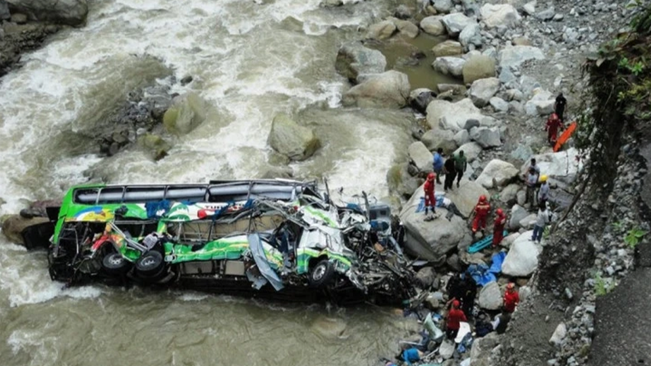 Nijerya'da facia: Otobüs nehre düştü!