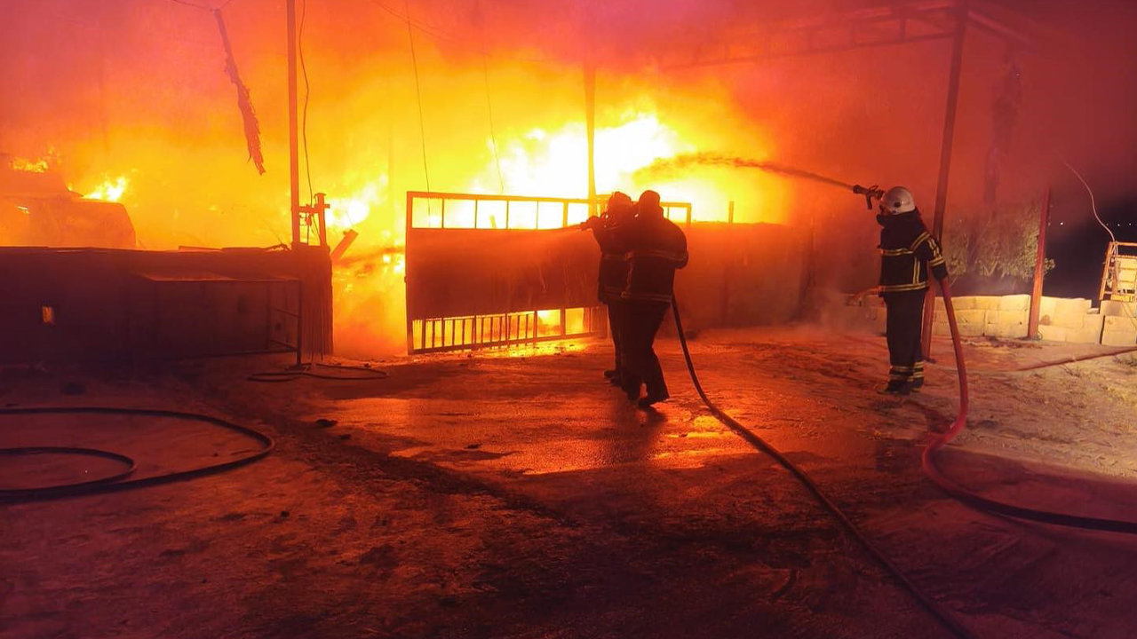 Hatay'da yangın: Alevler geceyi aydınlattı!