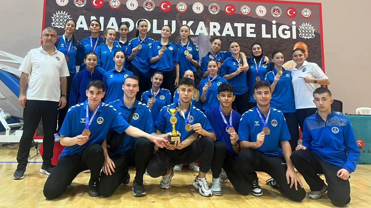 Kağıtsporlu karateciler madalya bırakmadı