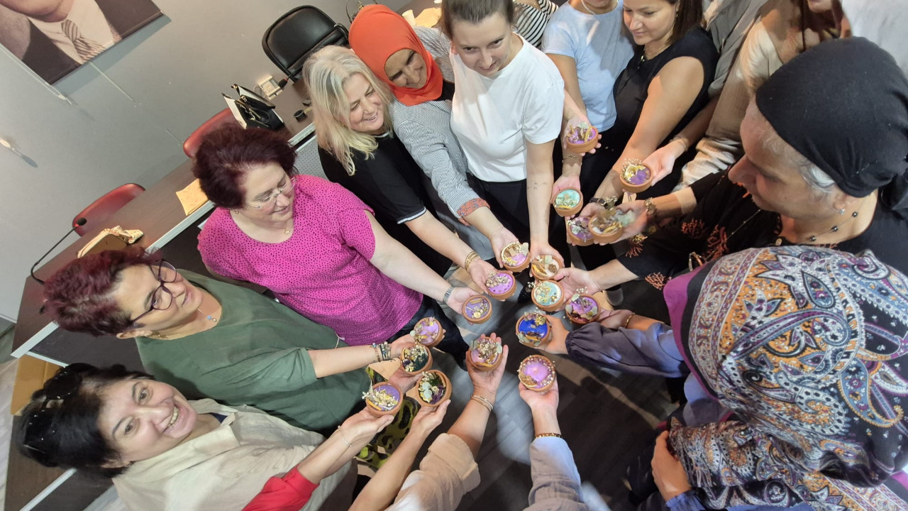 Kadınlar birbirinden renkli mumlar üretti