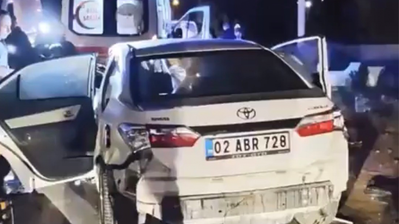 Çarpışan iki otomobil metrelerce savruldu!