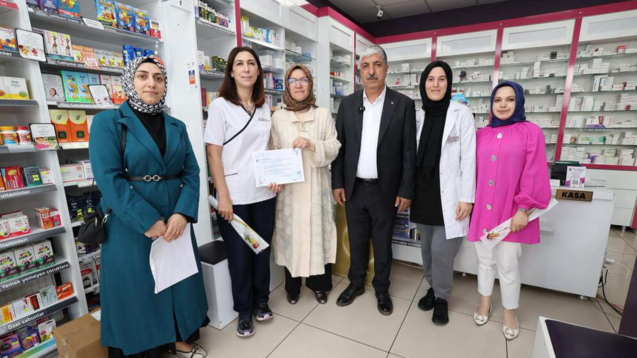 Ramazan Ömeroğlu'ndan eczane ziyareti