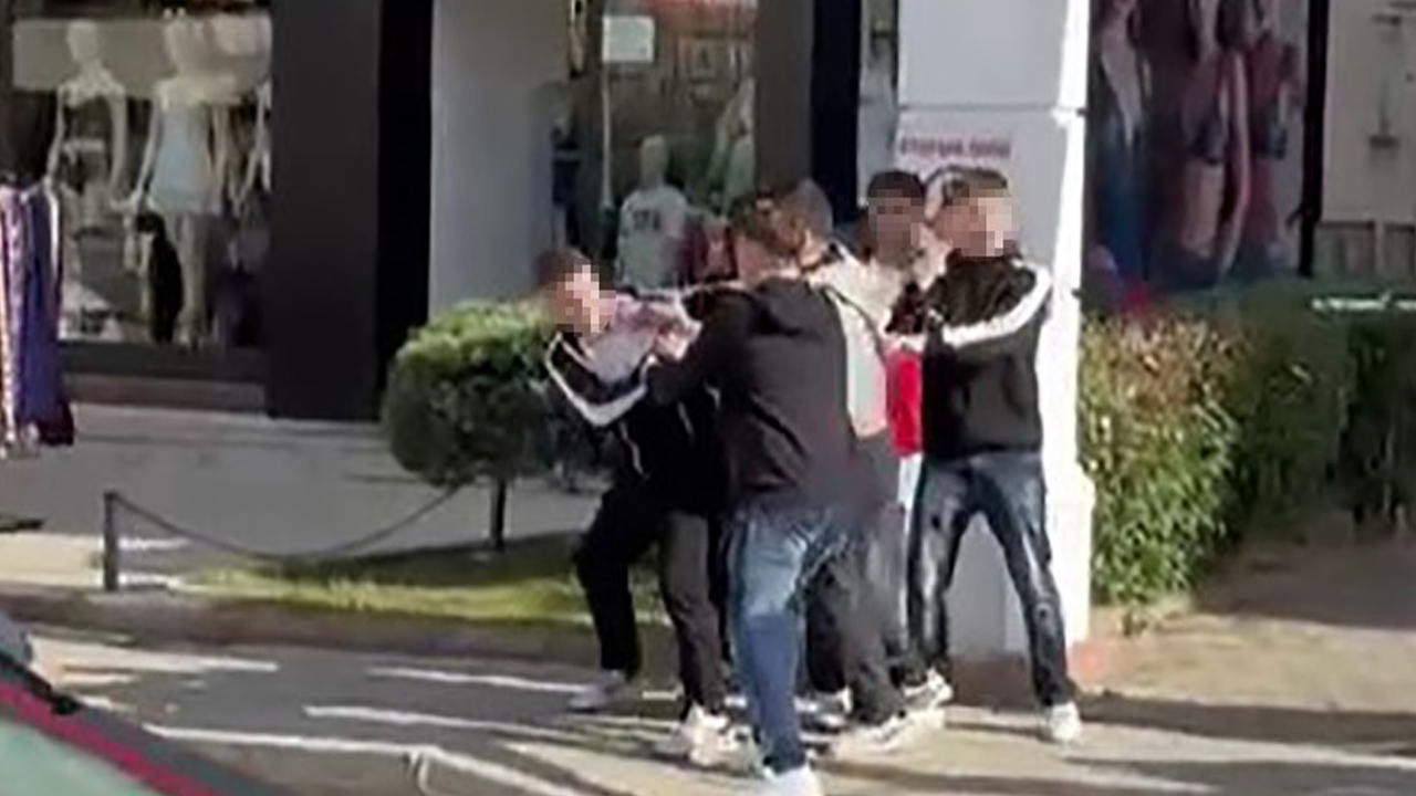 Gençler arasında çıkan kavgada tekme ve yumruklar havada uçuştu!