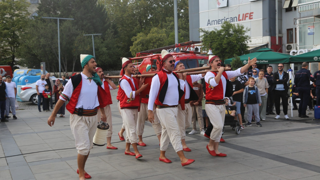 Büyükşehir İtfaiyesi'nden özel etkinlik! Vatandaşlar ilgiyle izledi