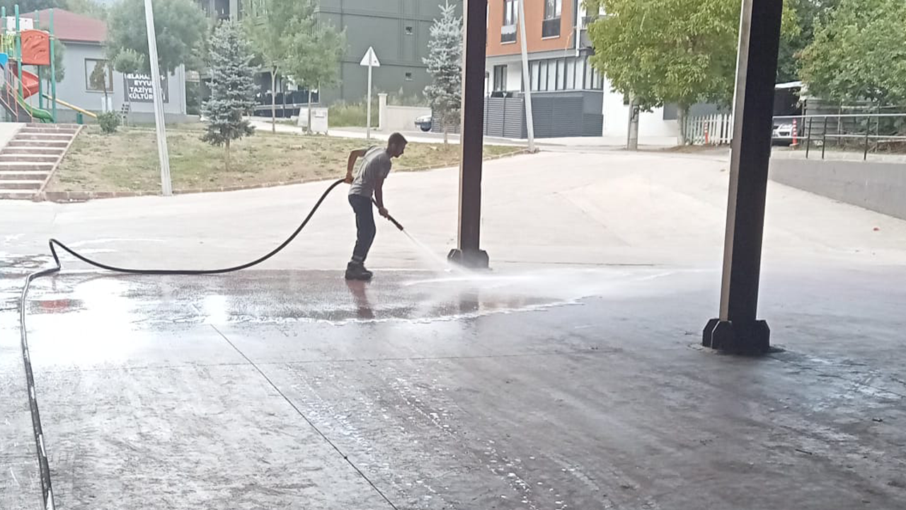 Başiskele Belediyesi pazar alanlarında temizlik çalışması gerçekleştirdi