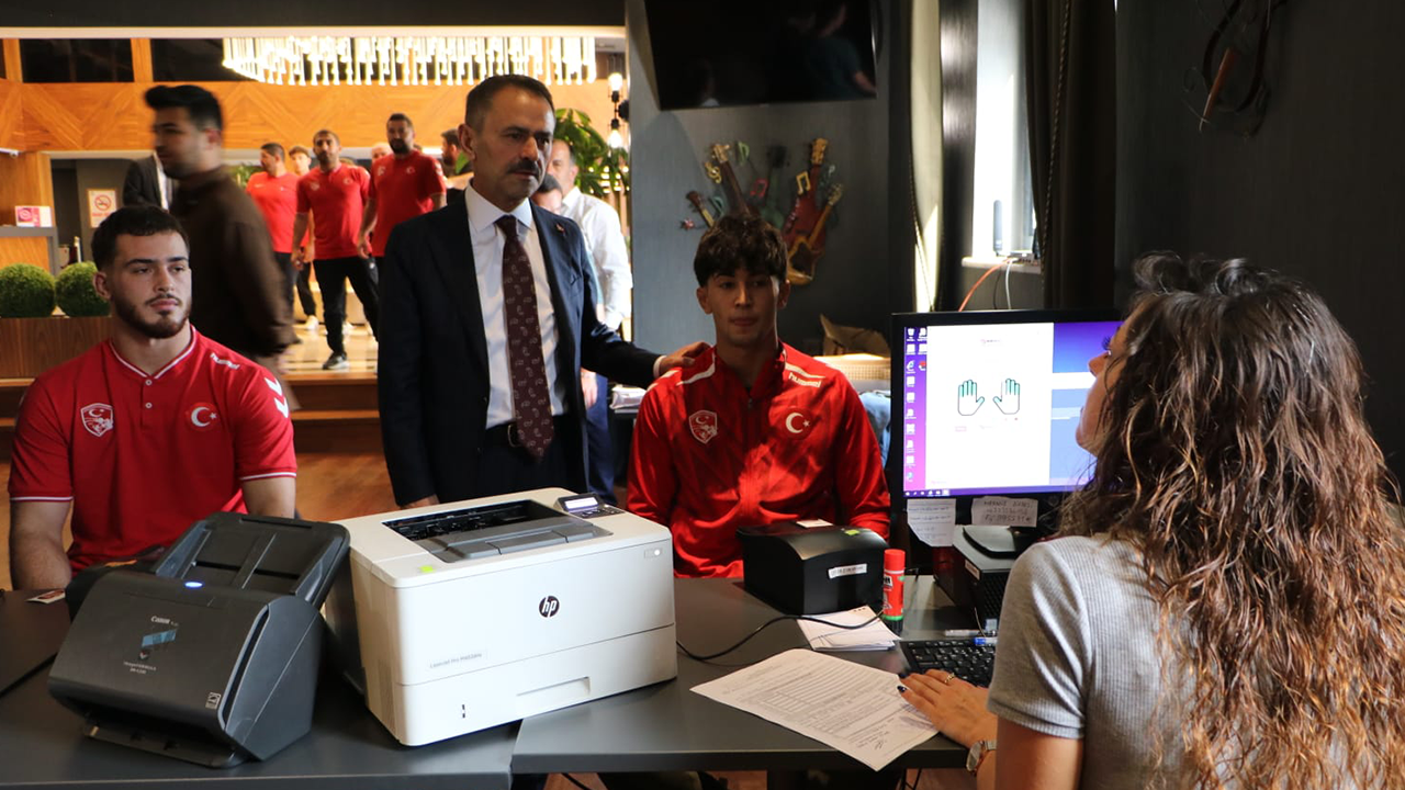 Kocaeli Valisi İlhami Aktaş’ın talimatıyla Milli Takım'a yerinde nüfus hizmeti sunuldu