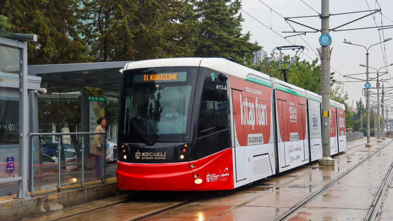 Kocaeli'de Kitap Fuarı coşkusuna tramvaylar da katıldı!
