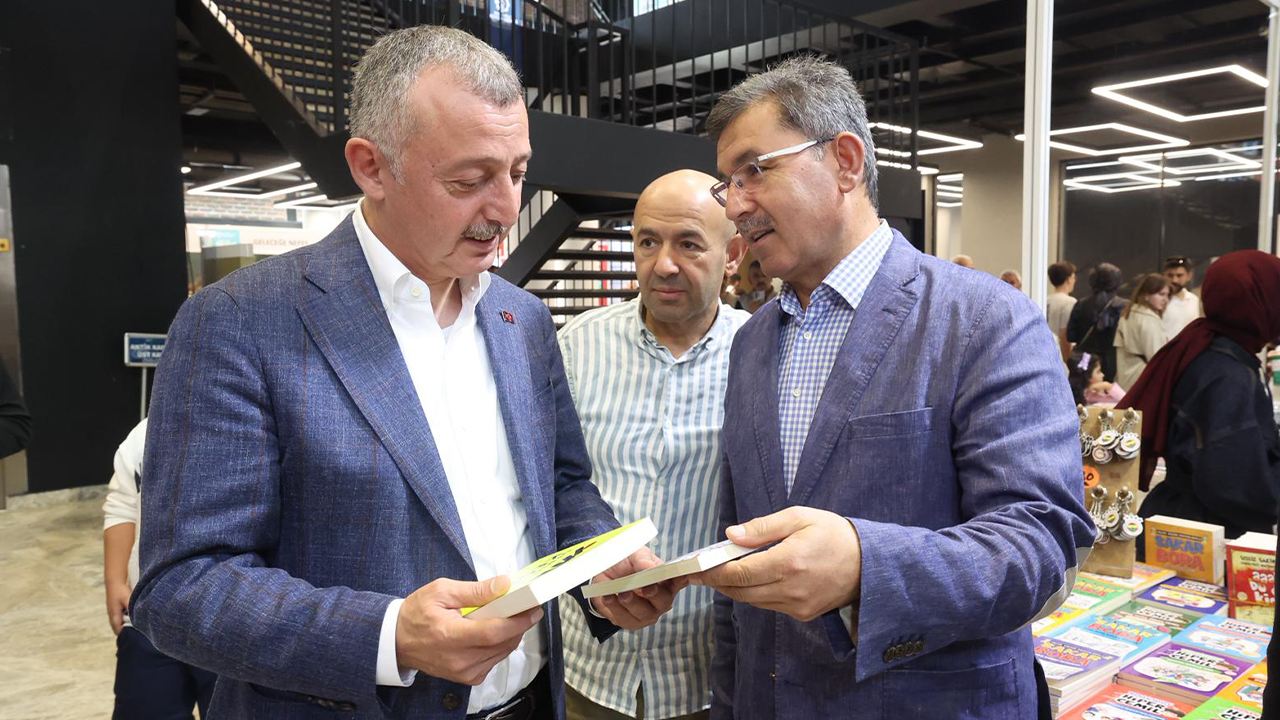 Tahir Büyükakın: Vatandaşların ilgisi, Kocaeli Kitap Fuarı'nın ne kadar önemli olduğunu gösteriyor