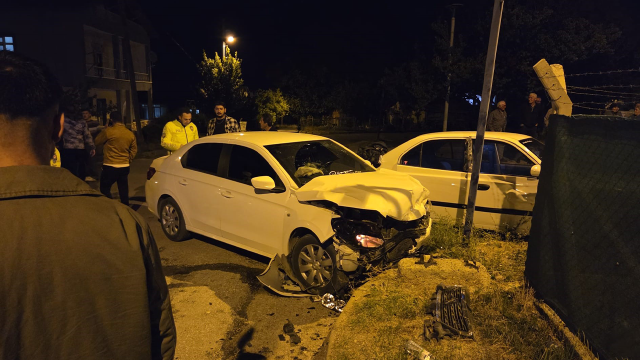 Ankara'da 2 araç kafa kafaya çarpıştı!