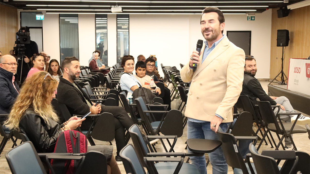 Uğur Arslan Kitap Fuarı'nda sevenleriyle buluştu