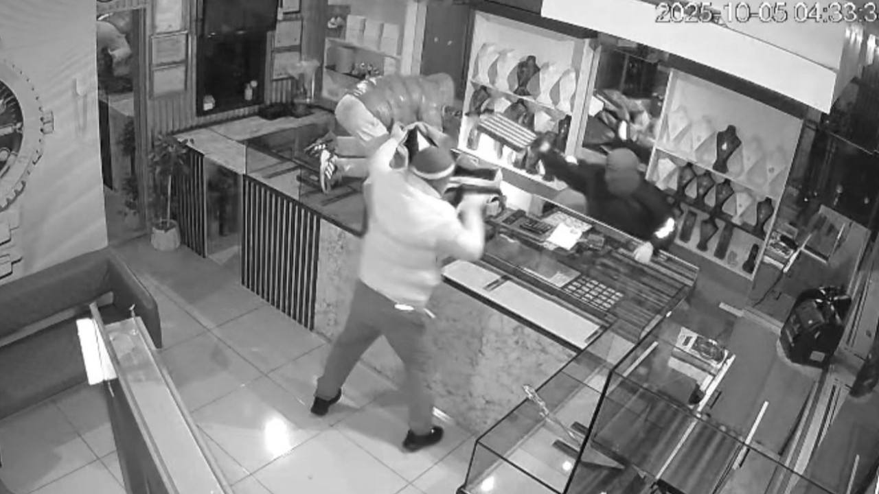 Kuyumcu soygunu: 1 dakikada 3 kilo altını çaldılar