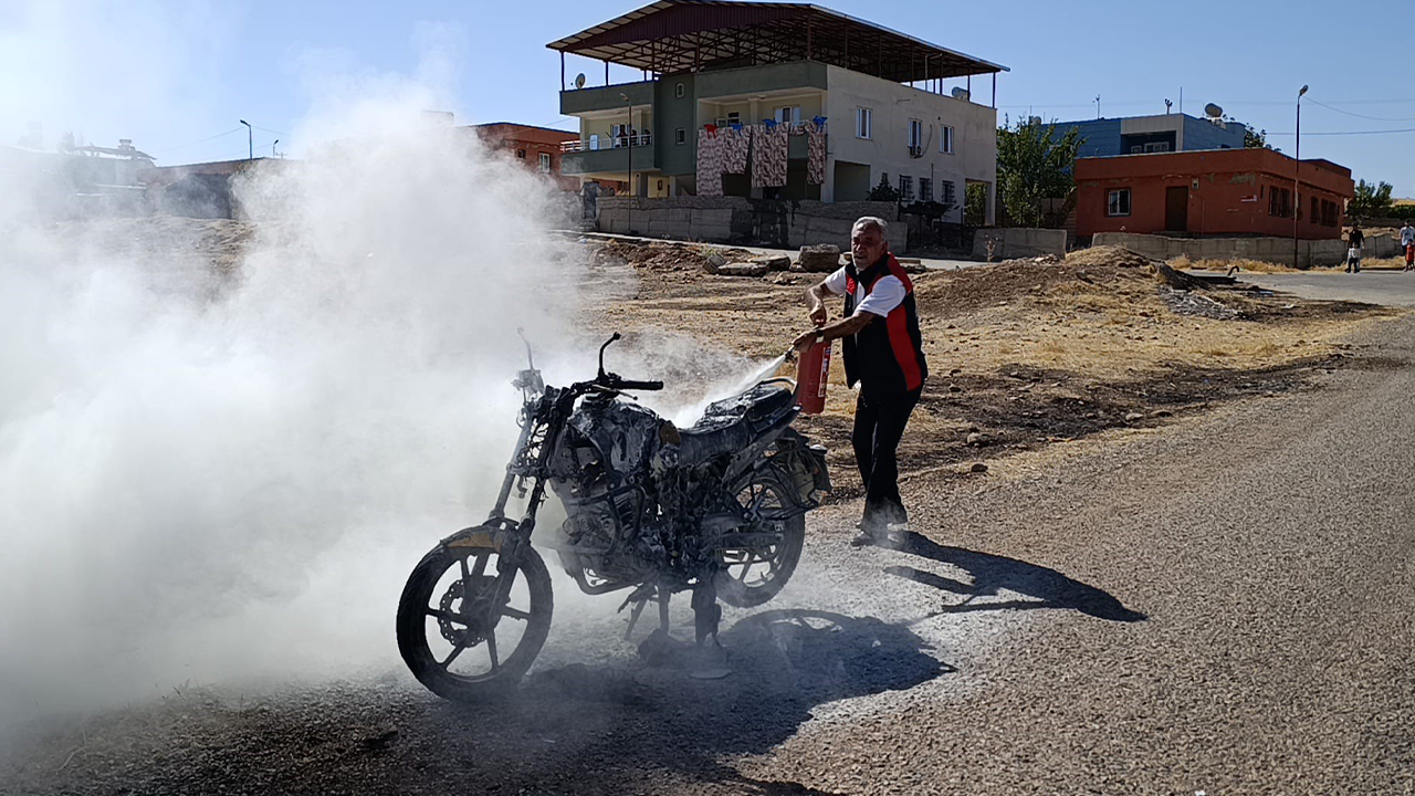 Seyir halindeki motosiklet alev aldı!
