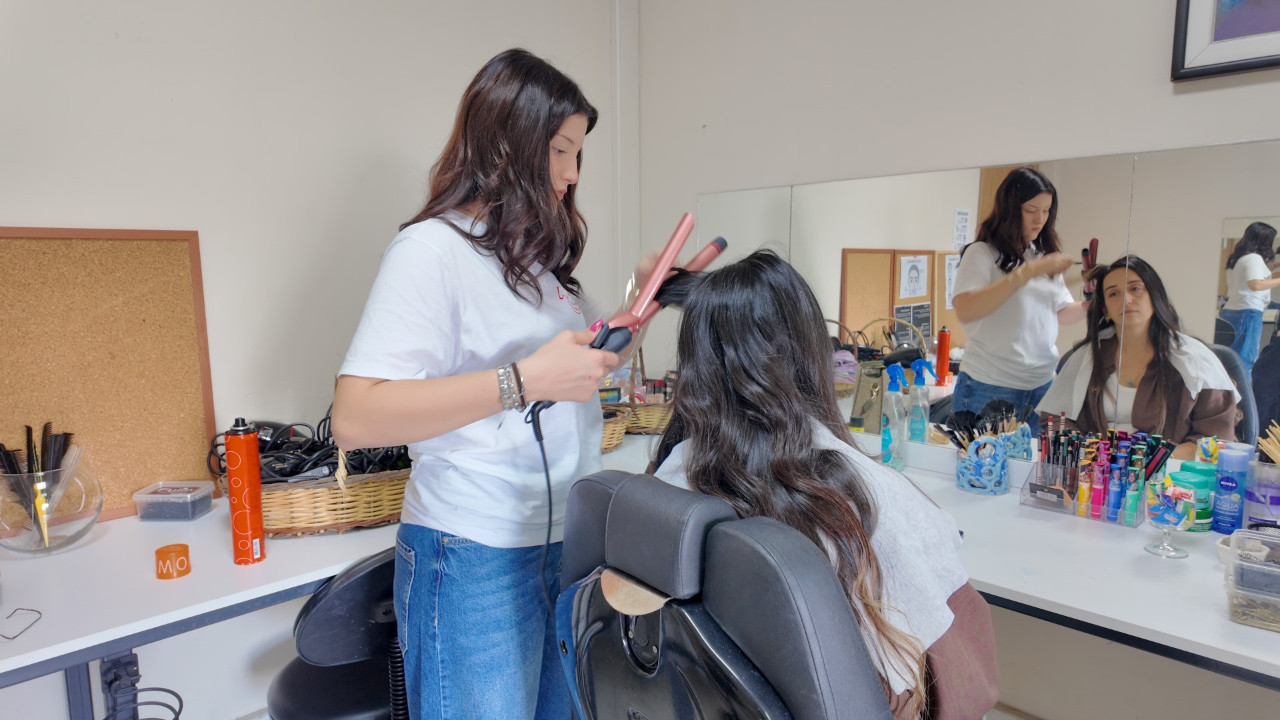 En özel kuaförler... Annelerine kuaförlük hizmeti verdiler