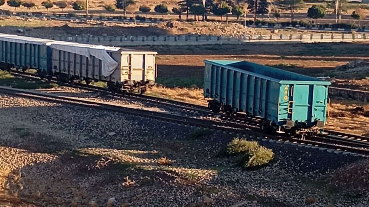 Siirt'te korku dolu anlar: Tren vagonu raydan çıktı!