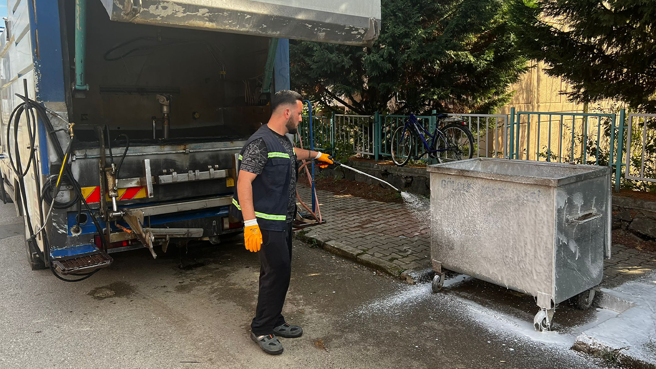 Gölcük Belediyesi'nden çöp konteynerlerine düzenli bakım