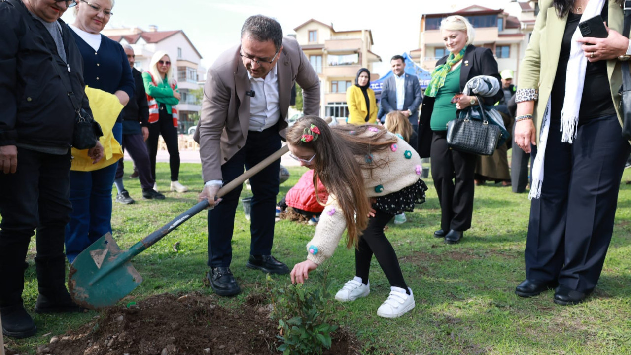 Derince'de fidanlar toprakla buluştu