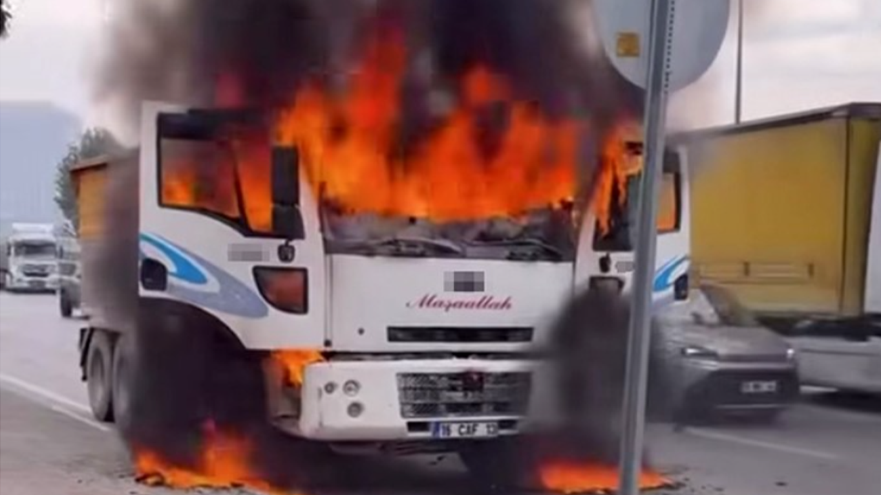 Bursa'da seyir halindeki kamyon alevlerin esiri oldu!