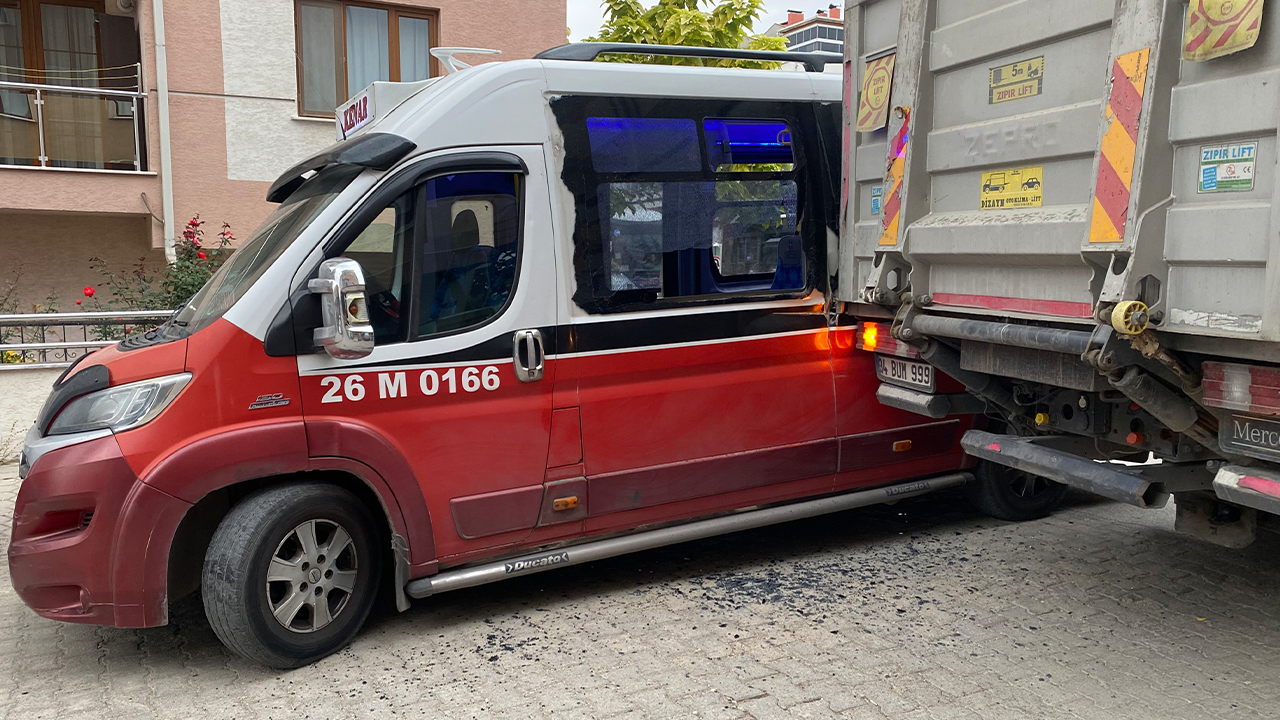 Eskişehir'de TIR ile minibüs çarpıştı!