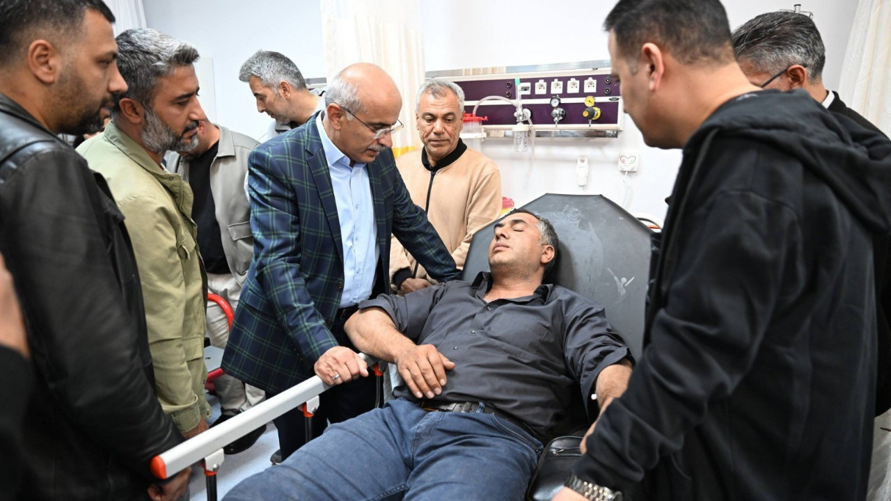 Yol yapım ekibini taşıyan araç kaza yaptı, 4 kişi yaralandı