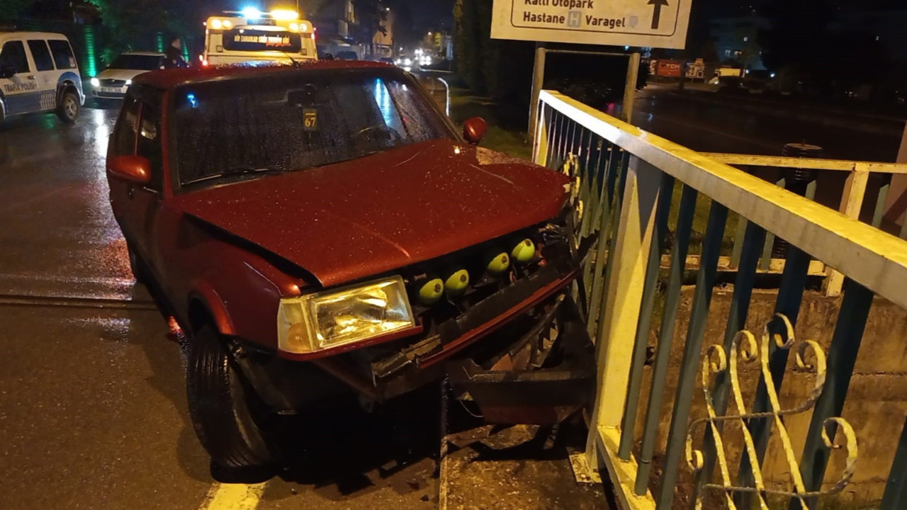 Kontrolden çıkan otomobil köprü korkuluklarına çarptı!