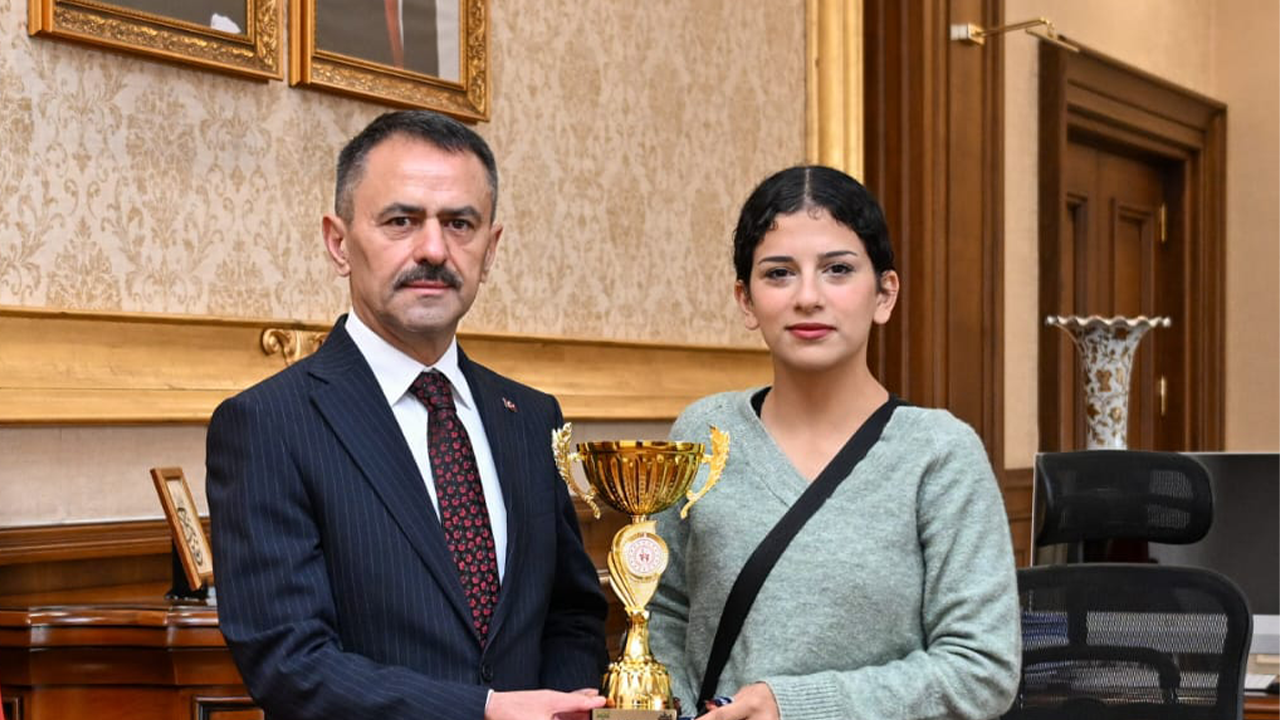 Kriteryum Yarışı Genç Kadın Birincisi Rüya Satık, İlhami Aktaş'ı ziyaret etti