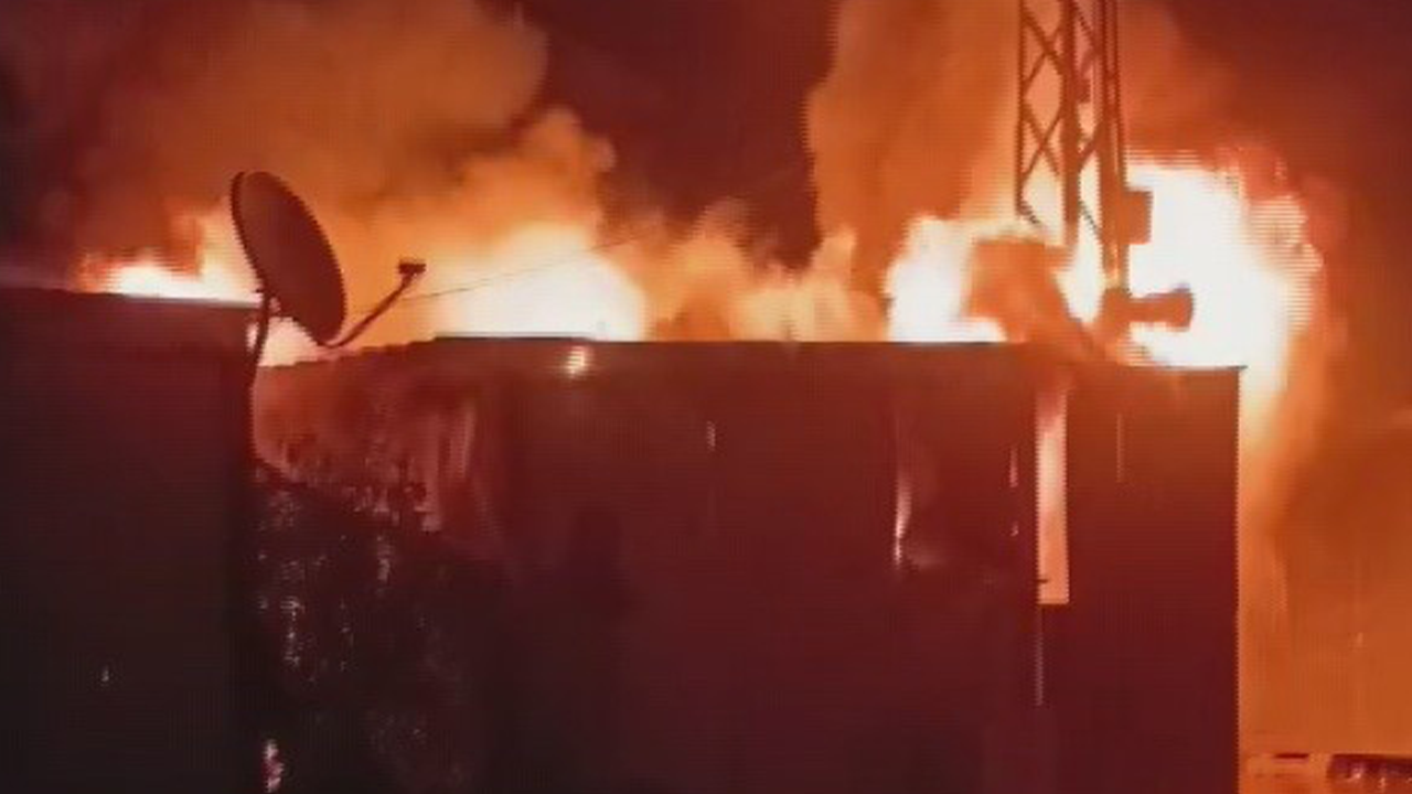 Depremzede ailenin yaşadığı konteyner alev alev yandı!