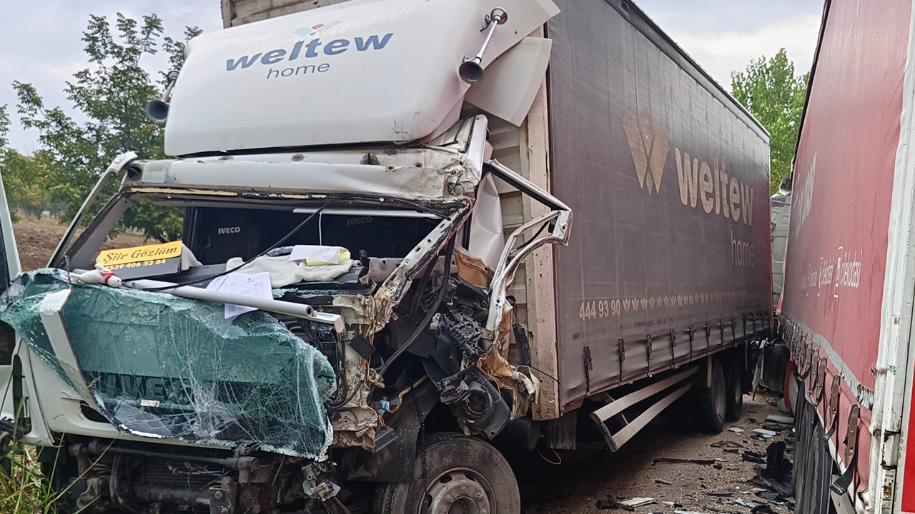 Bursa'da facia: Kamyonlar kafa kafaya çarpıştı