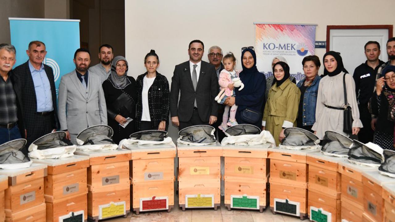 Yasin Özlü: Kursiyerlerimize ilk kovanlarını ve arıcı kıyafetlerini hediye ettik