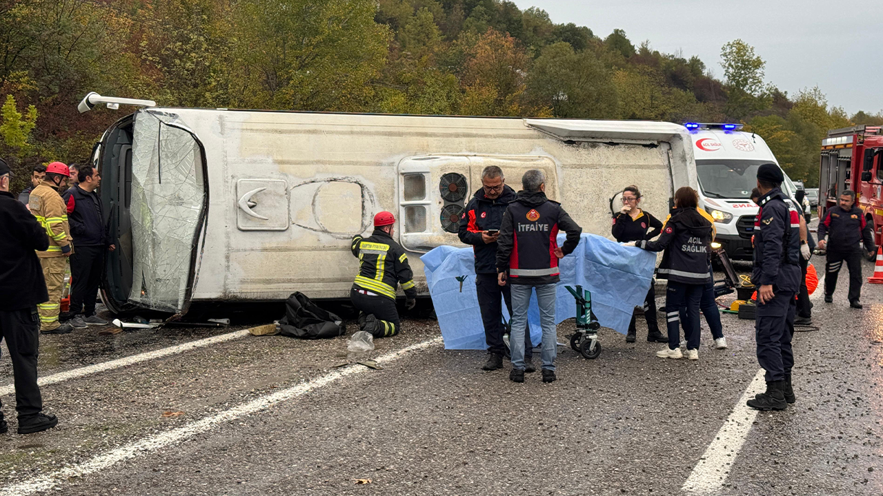 Bartın'da facia: İşçi servisi devrildi, ölü ve yaralılar var!
