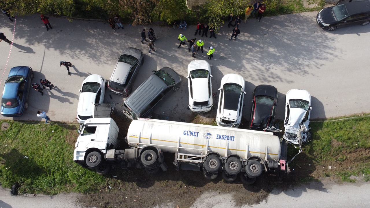 Balıkesir'de yağ tankeri devrildi: Birçok araç zarar gördü!