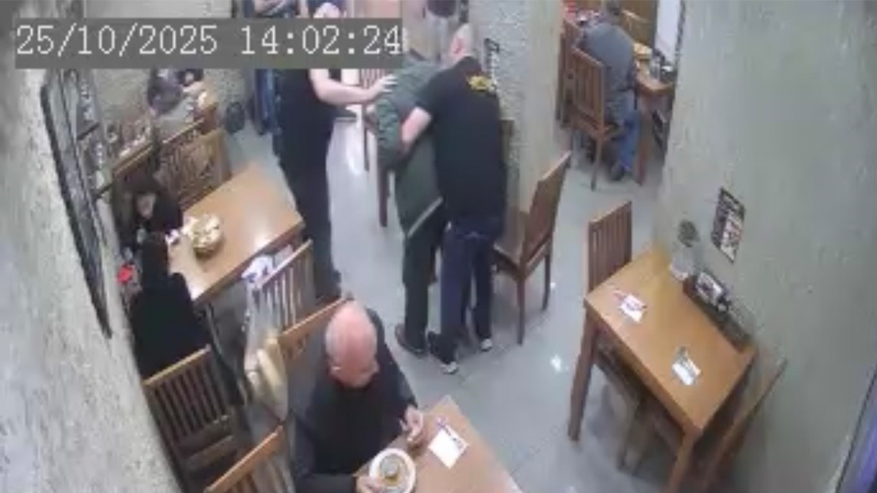 Heimlich manevrasıyla müşterinin hayatını kurtardı