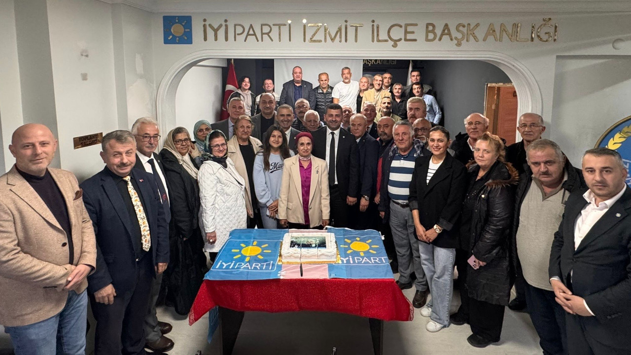 İYİ Parti İzmit İlçe Teşkilatı'nda partinin 8. kuruluş yıldönümü kutlandı