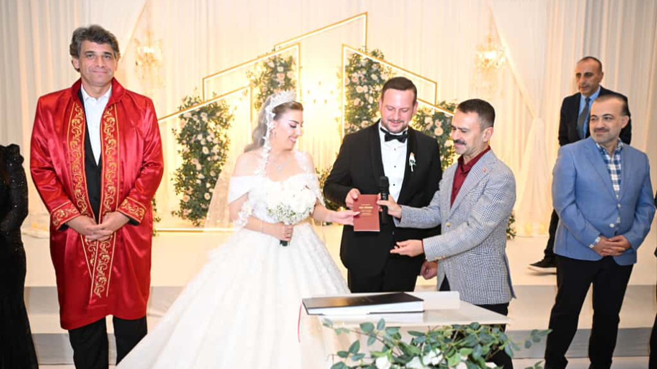 Vali İlhami Aktaş, Duygu ve Birhan çiftinin nikah törenine katıldı