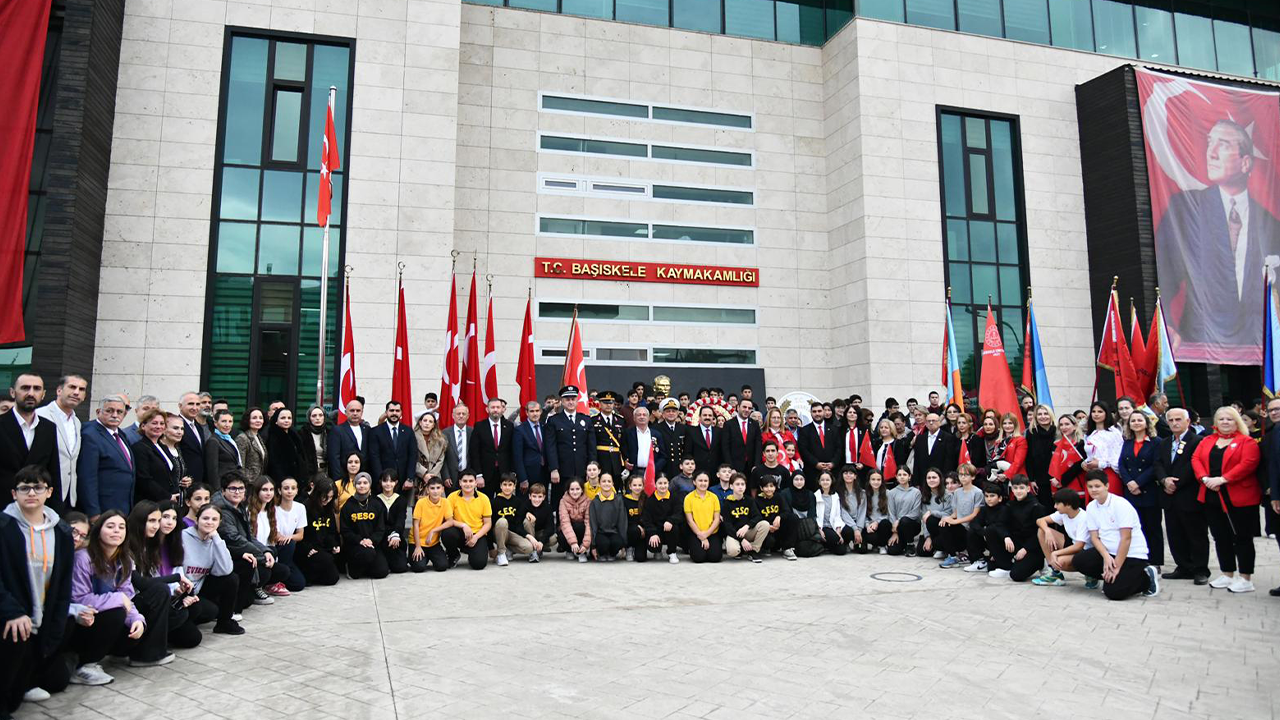 Başiskele Kent Meydanı’nda çelenk töreni!