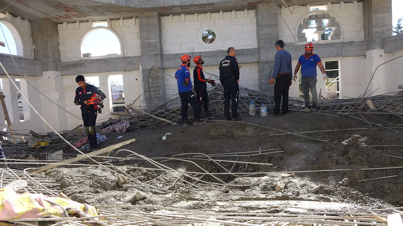 Adıyaman'da cami kubbesi çöktü!