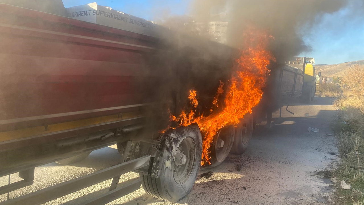 Afyonkarahisar’da seyir halindeki TIR'da yangın