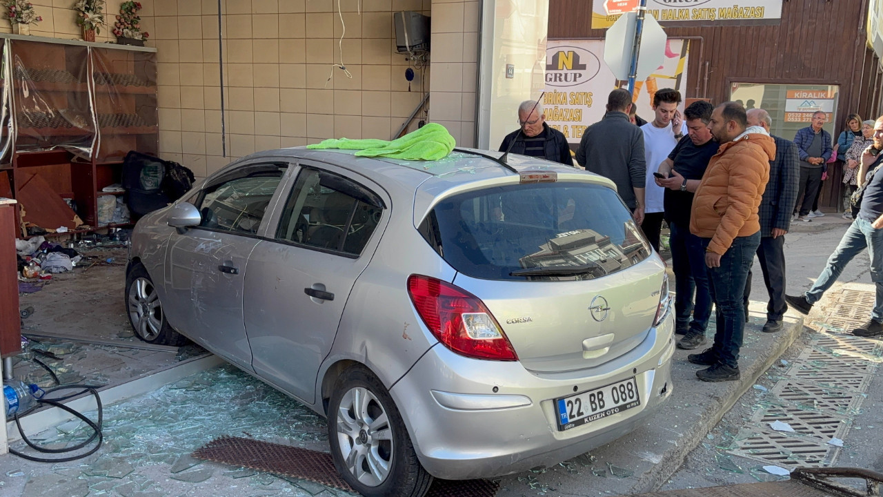 Otomobil fırına daldı, 4 kişi yaralandı!