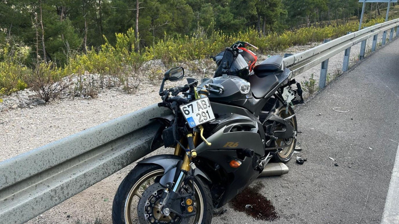 Motosikletle bariyerlere çarpan genç hayatını kaybetti!